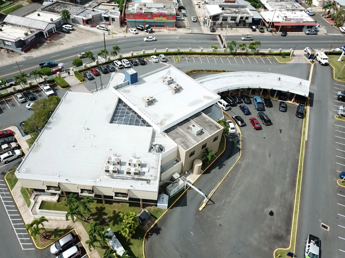 Antilles Roofing crew on the roof of Banco Popular Bayamón Center