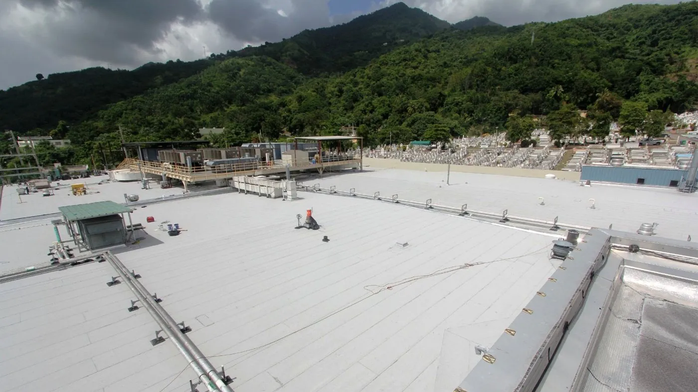 Finished white roof at the Medtronic plant in Villalba